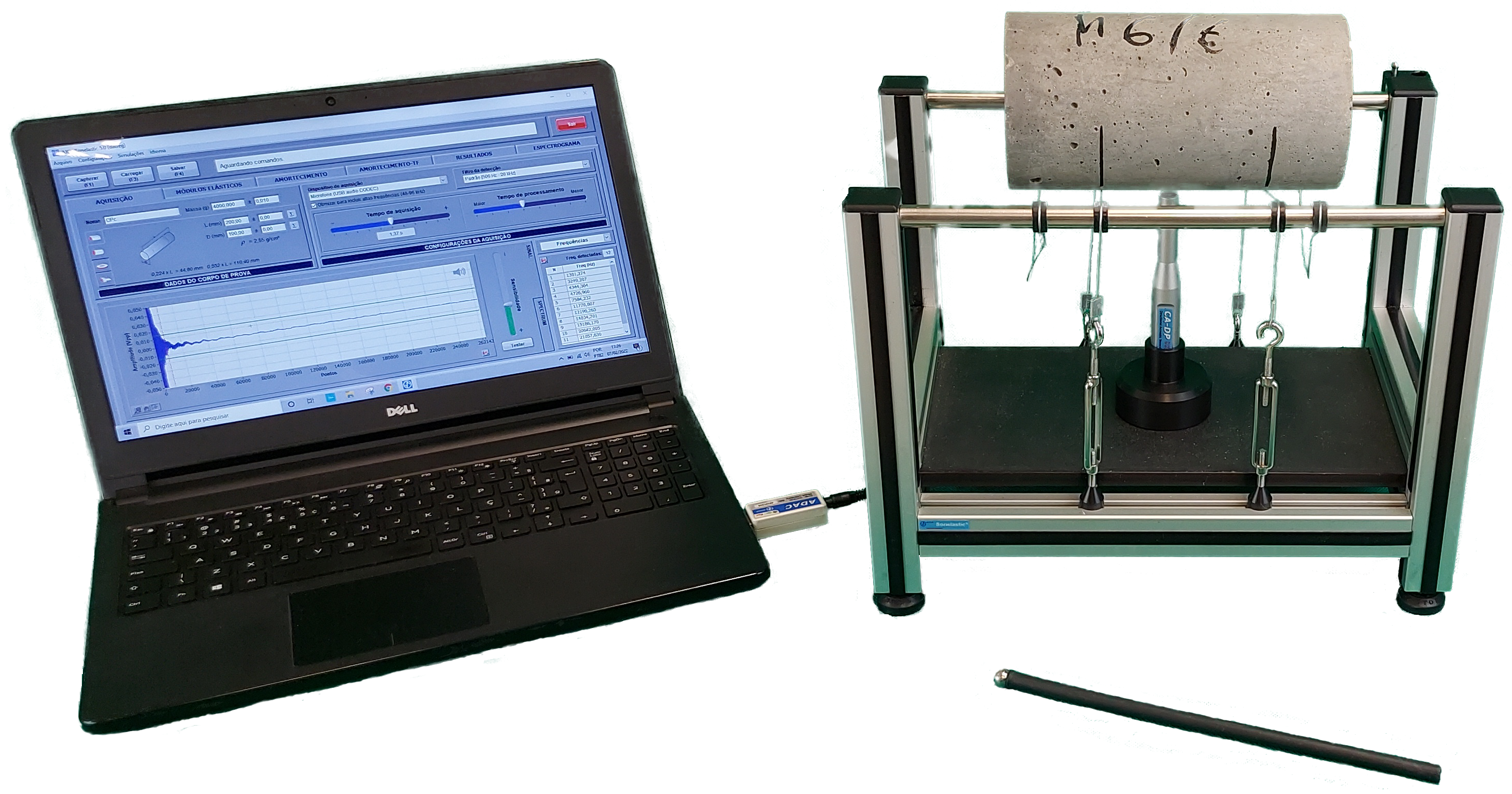 Figura 14 - Sistema Sonelastic® para probetas de hormigón: Ordenador con software Sonelastic®, módulo de adquisición de señales ADAC, sensor acústico CA-DP, soporte SA-BC y dispositivo de impulso manual medio.