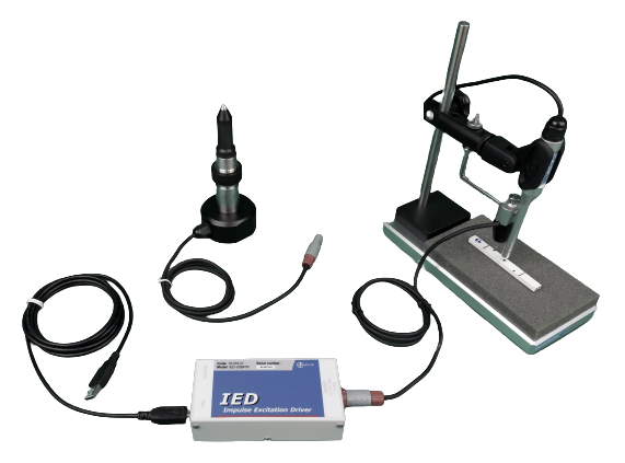 Pulsador Automático IED com a unidade de controle modelo IED-USBPW (ao centro), o Pulsador RT Médio (em cima à esquerda) e o Pulsador RT Leve montado no Suporte SB-AP (em cima à direita).  